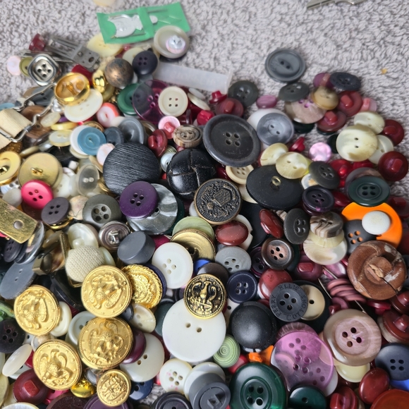 Assorted Colorful Buttons Collection - Picture 5 of 14
